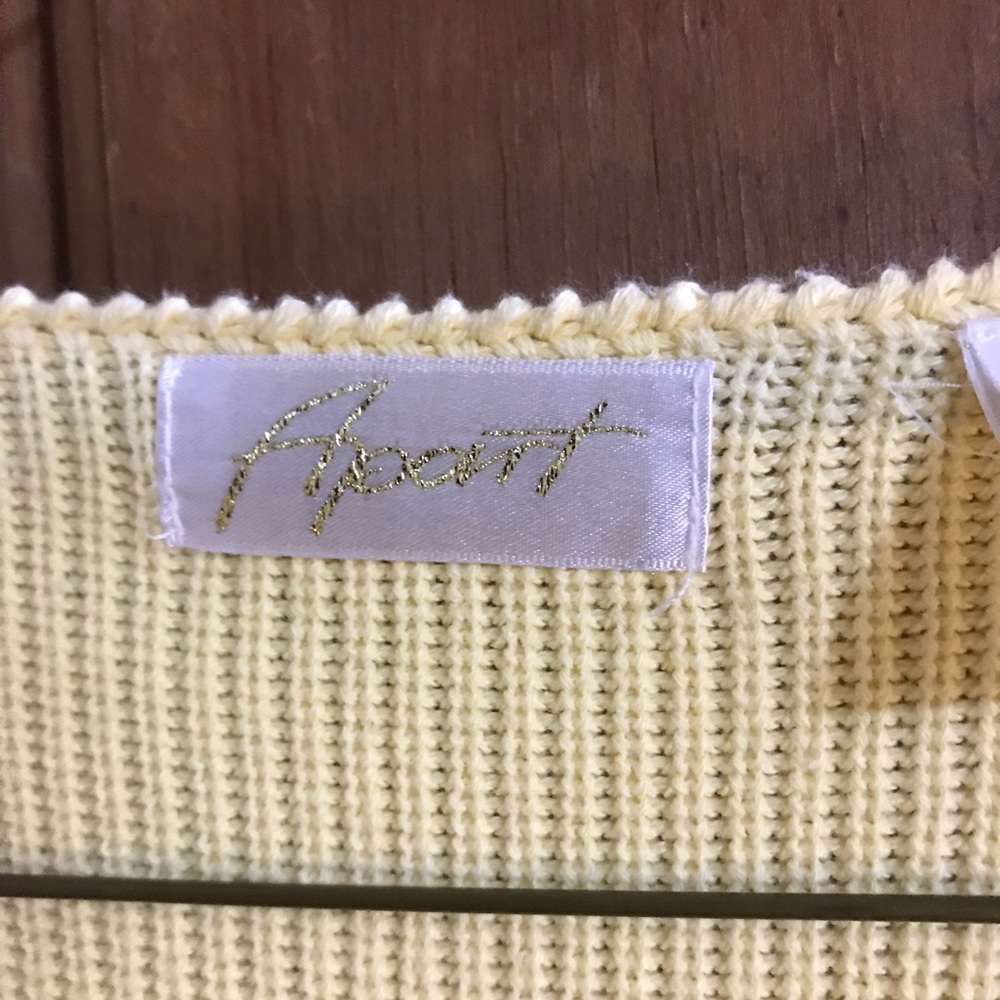 Apart Sweater - Picture 2 of 5